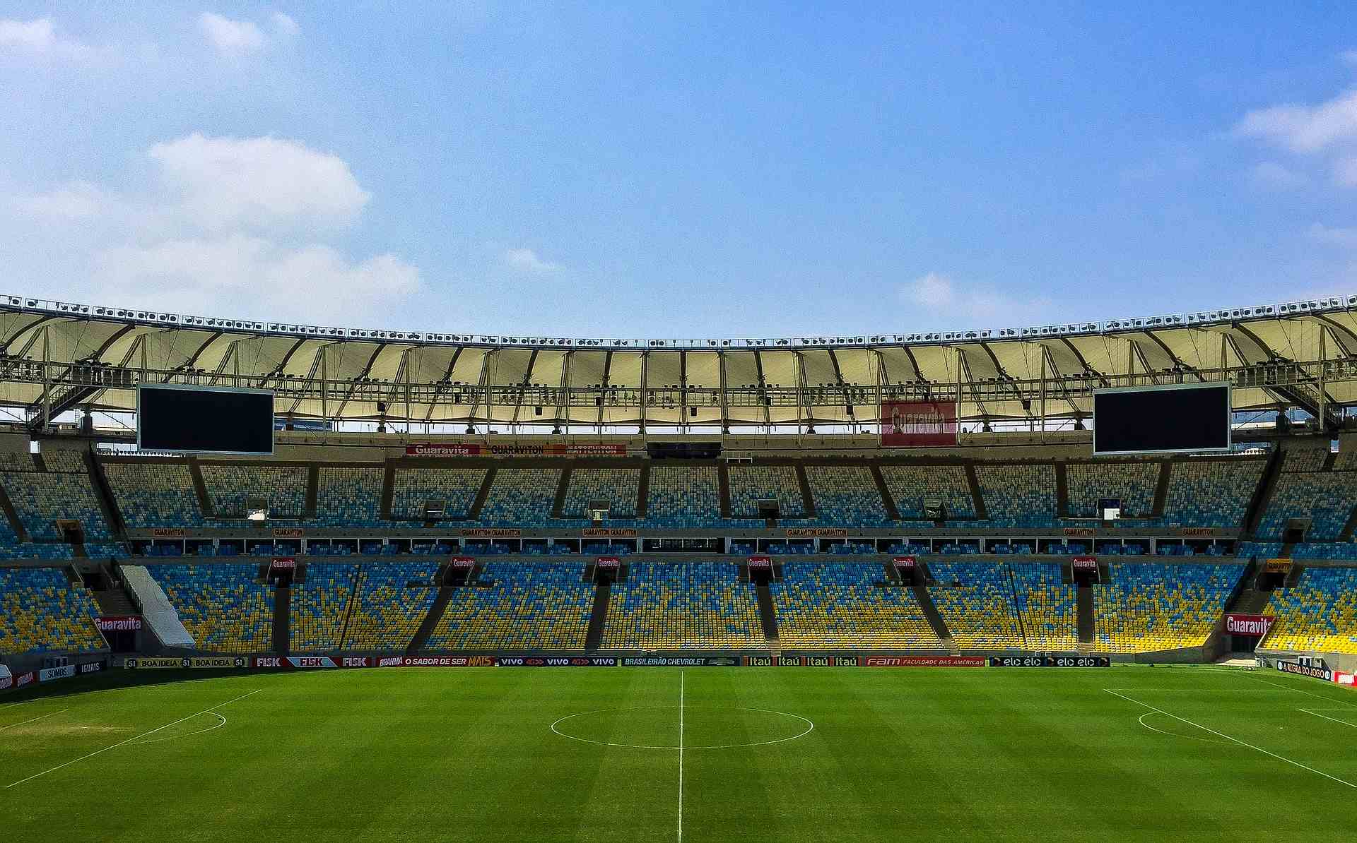 Blick auf eine Tribüne im Fußballstadium